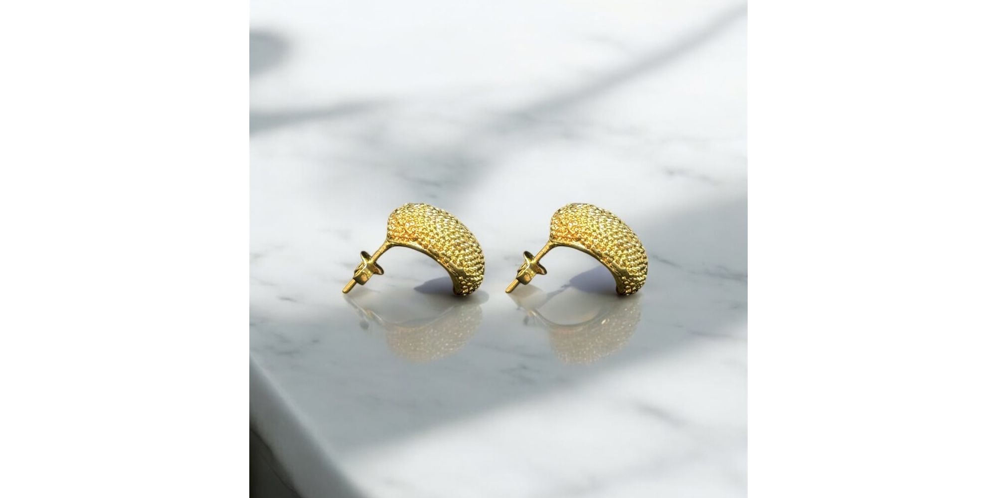 Brinco Meia Argola Gloss Banhado A Ouro 18K