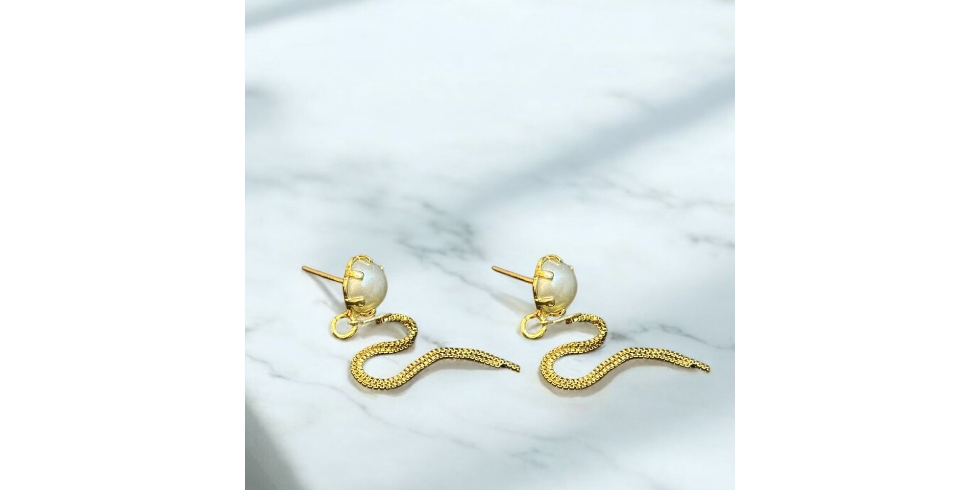 Brinco Pérola Duas Correntes Banhado a Ouro 18K