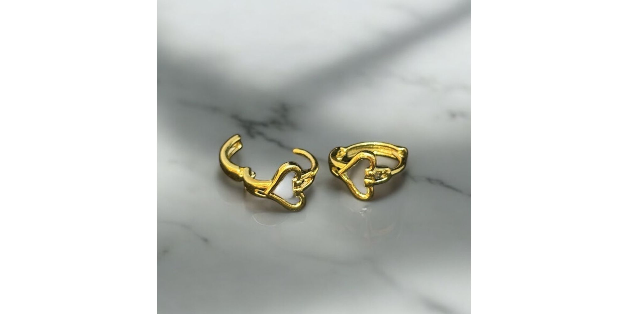 Brinco Argolinha Coração Vazado BAnhado a Ouro 18K