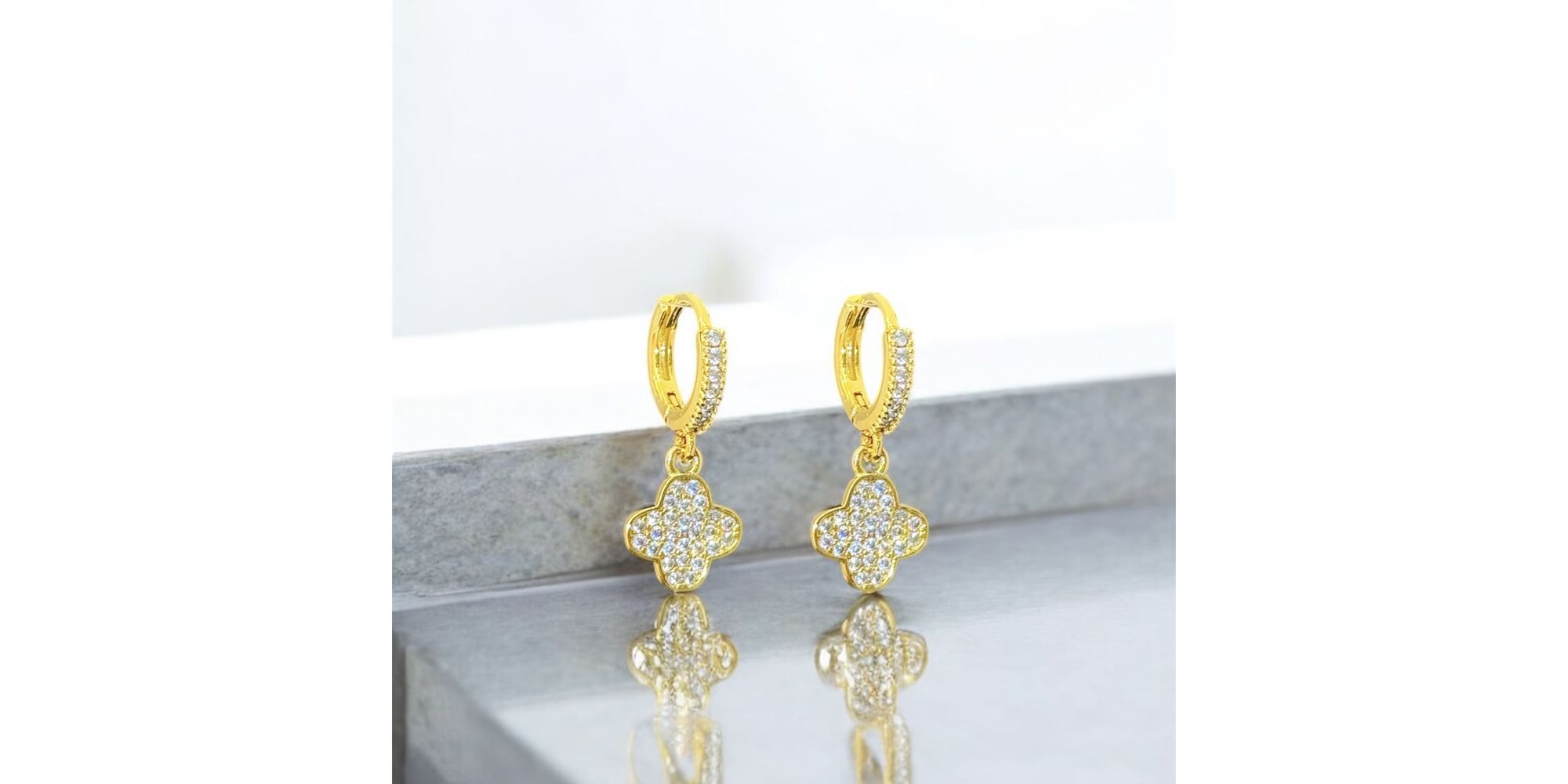 Brinco Trevo Tranqueta Cravejado Banhado A Ouro 18K
