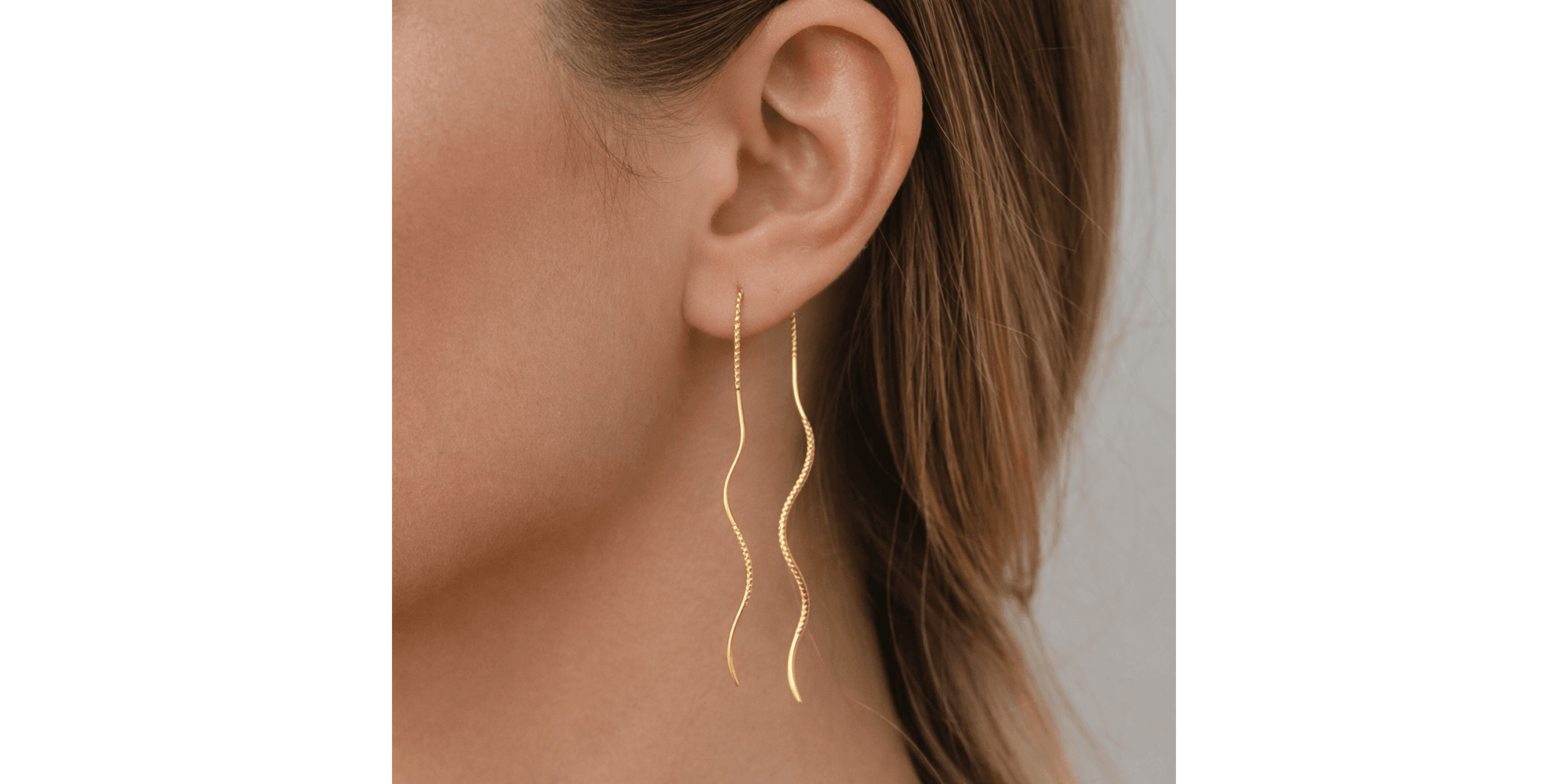 Brinco Costura Ondulado Liso Aspero Banhado a ouro 18K