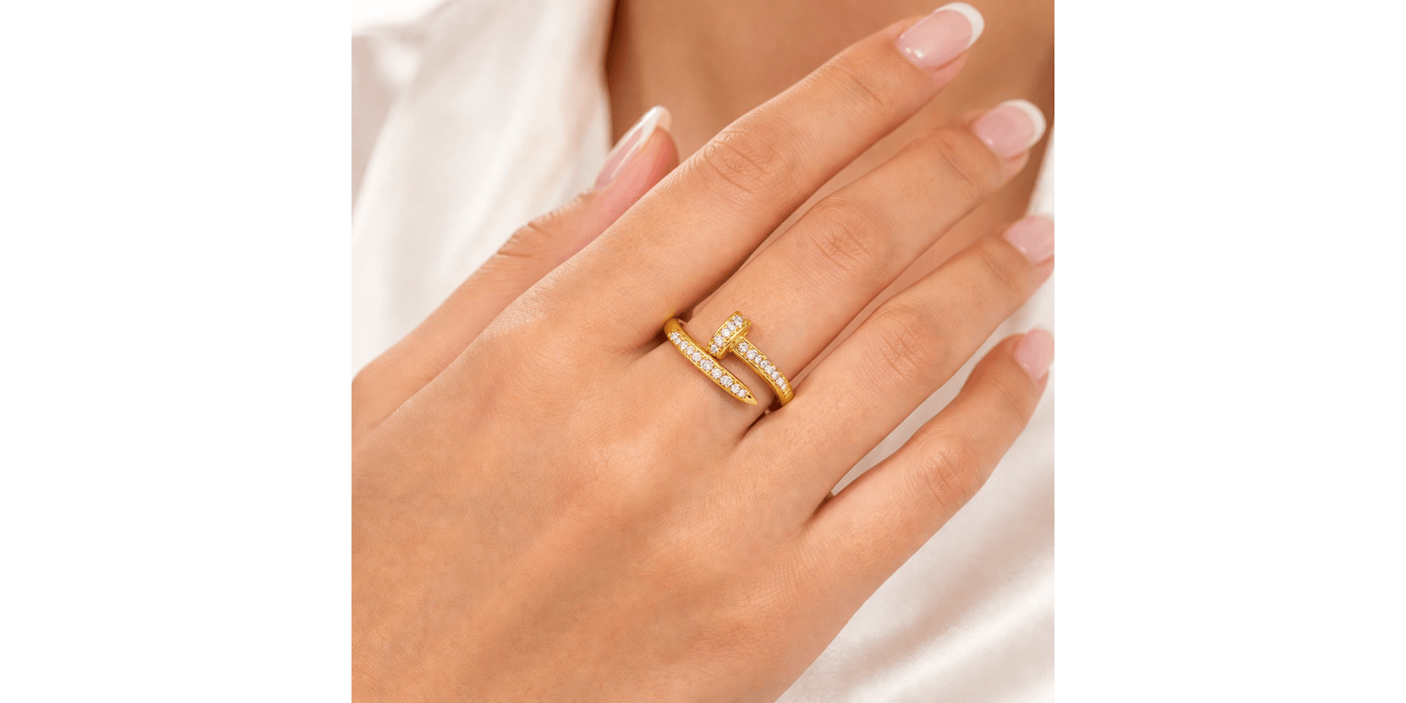 Anel Prego Cartier Regulável Cristal Cravejado Banhado a Ouro 18K 