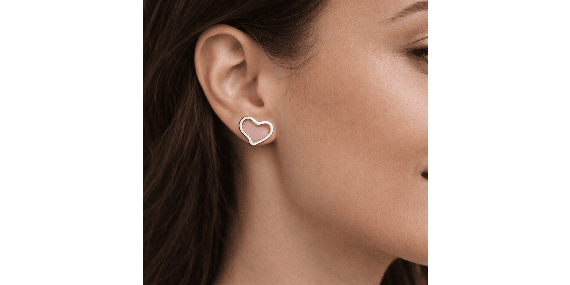 Brinco Coração Vazado Curvado Banhado a Prata 925