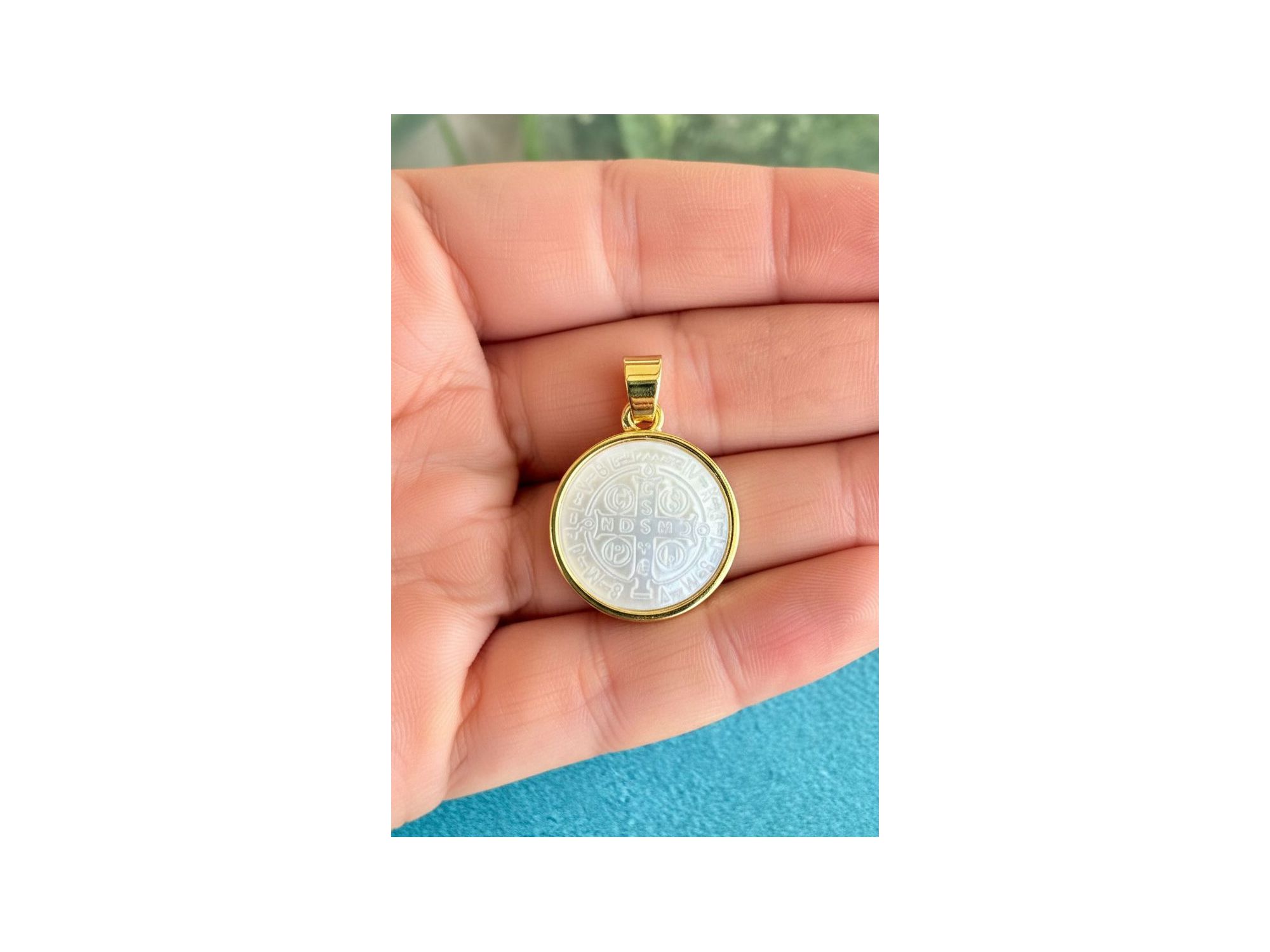 Pingente São Bento em Madrepérola com Banho Premiu... - Vértice Acessórios