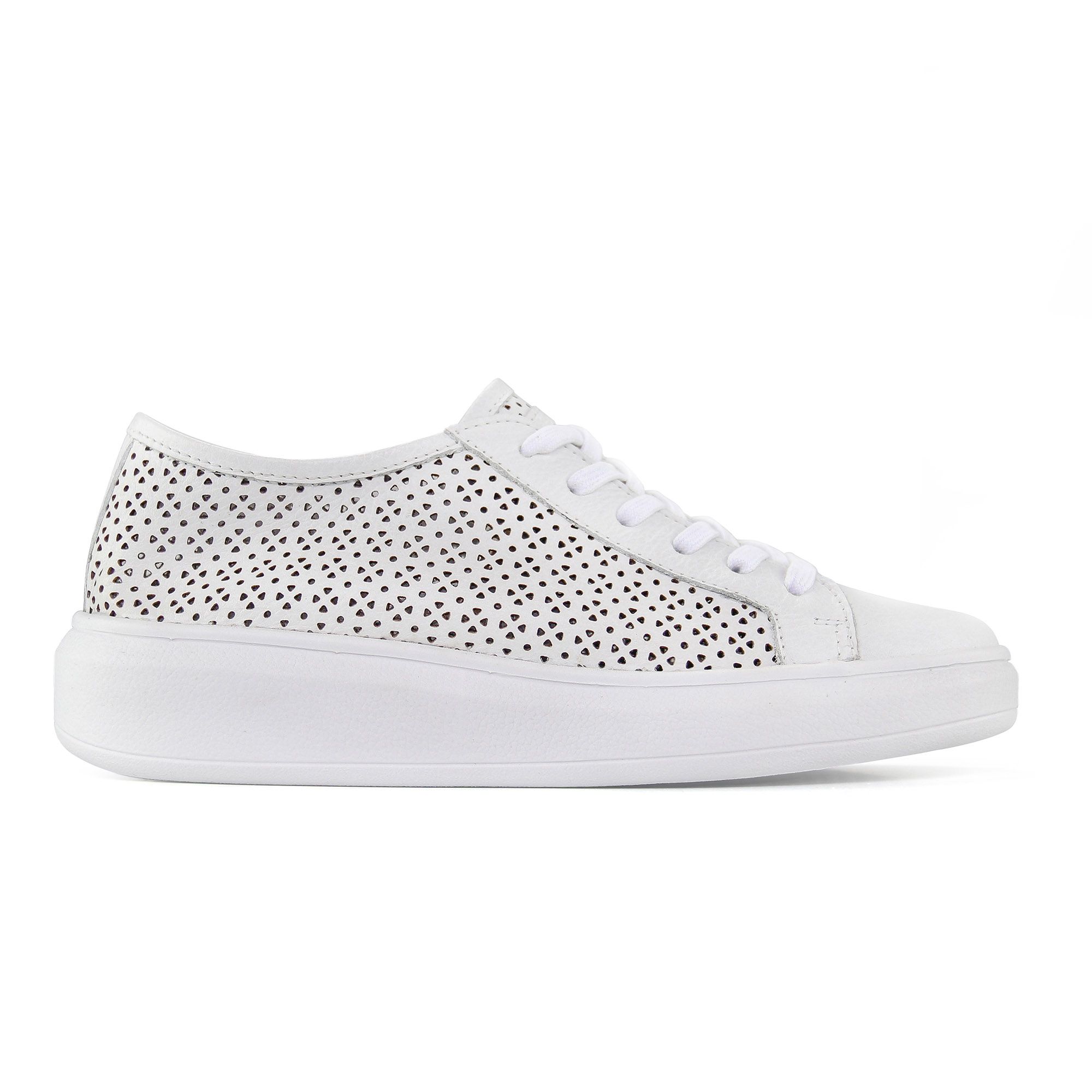 Tenis feminino em couro branco com perfura~ções no couro