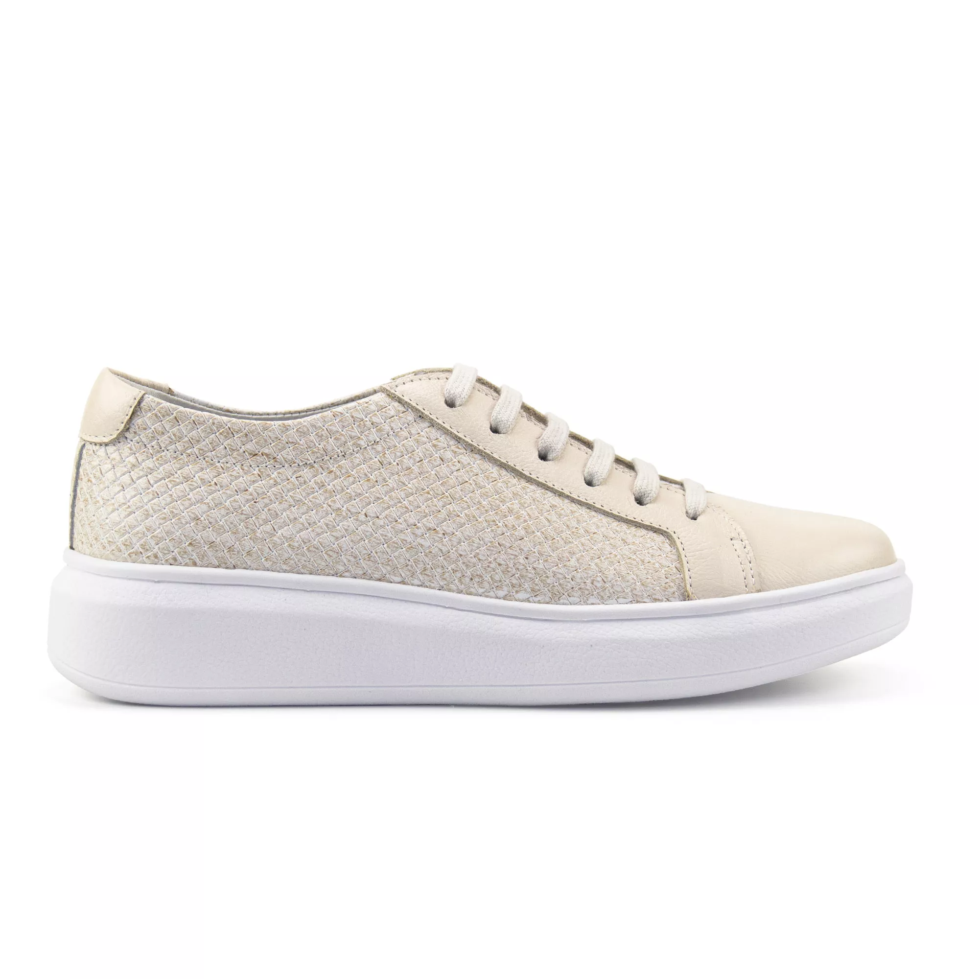 Tenis feminino de cor clara, com solado branco 