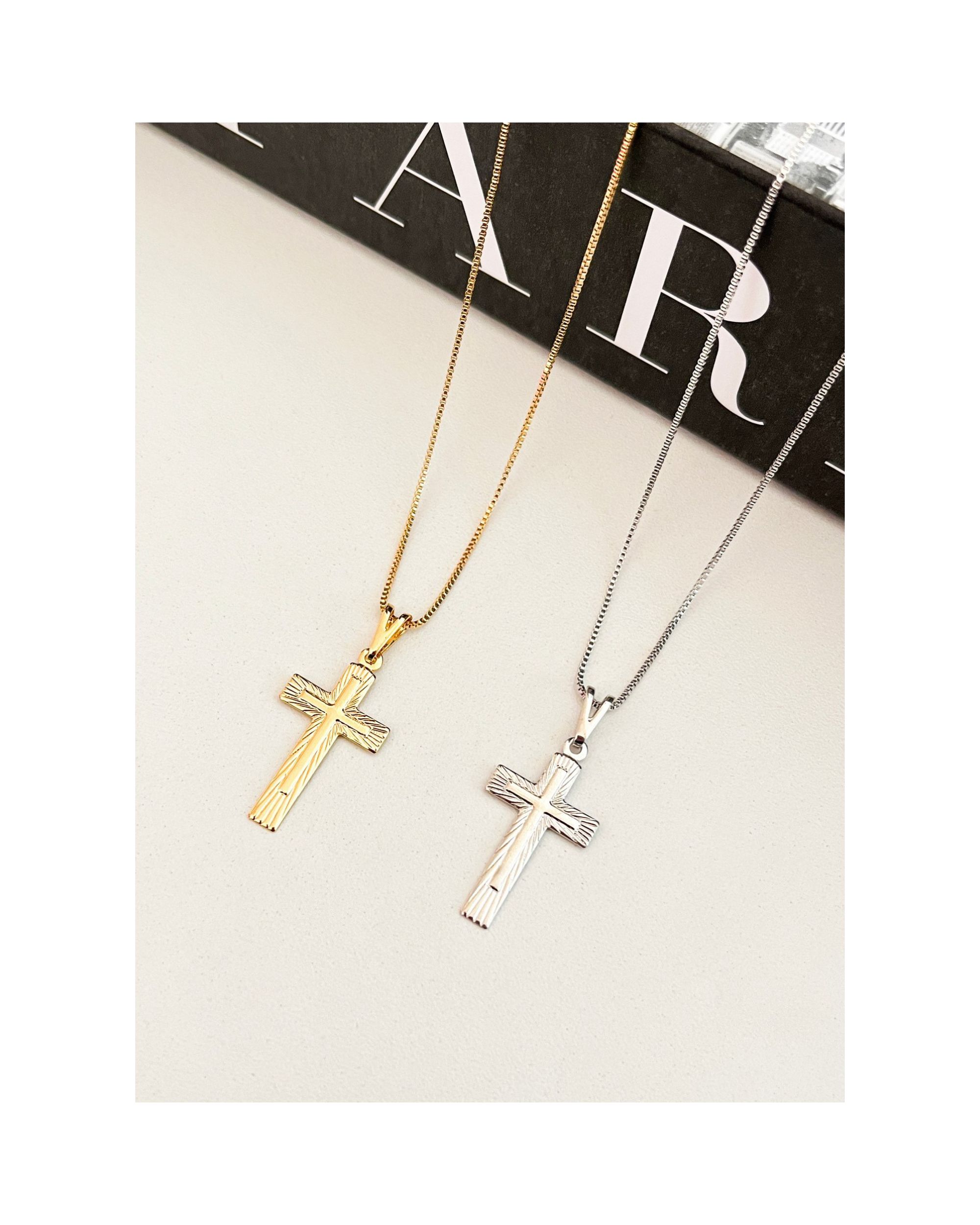 Colar Masculino Cruz Detalhada no Contorno