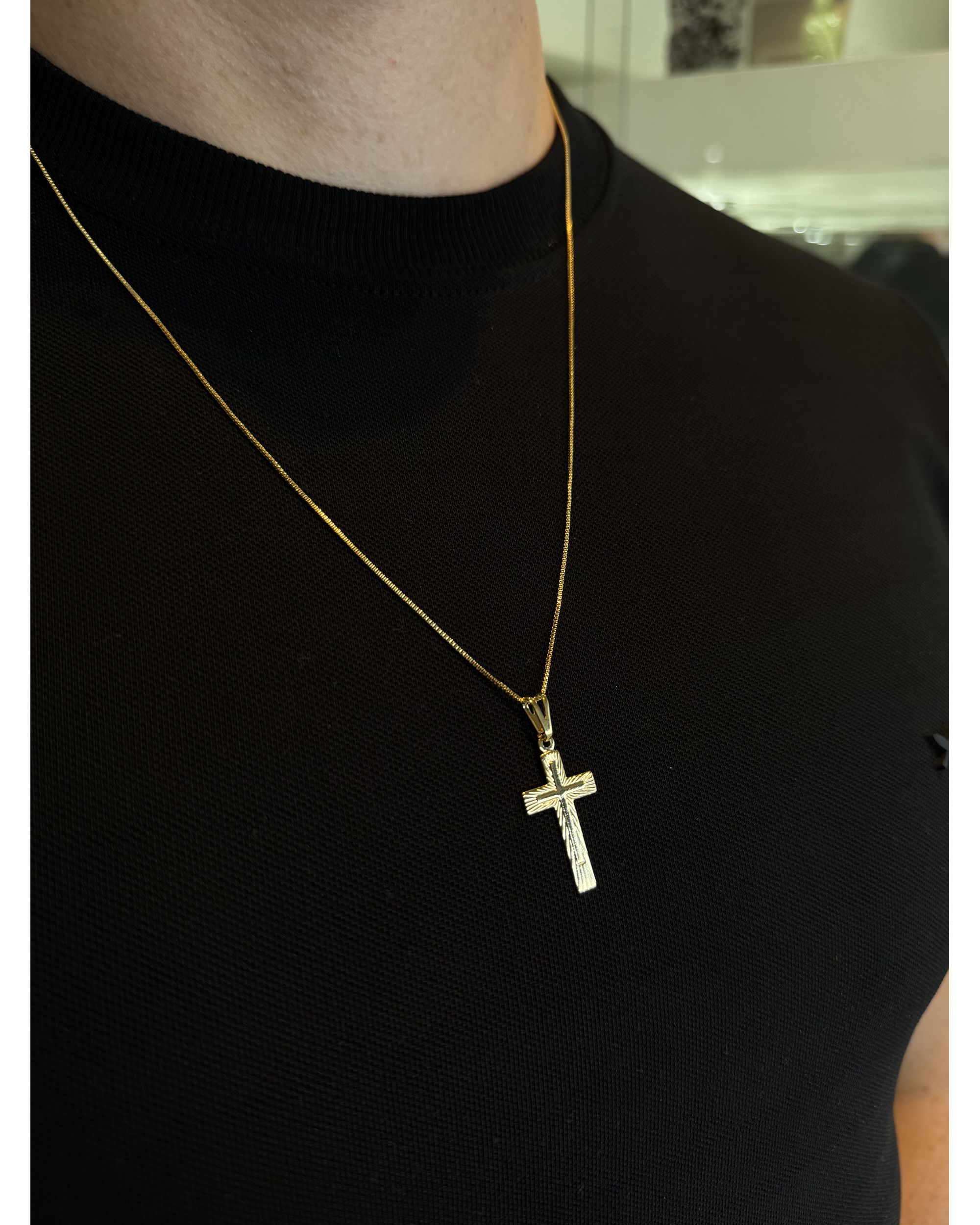 Colar Masculino Cruz Detalhada no Contorno