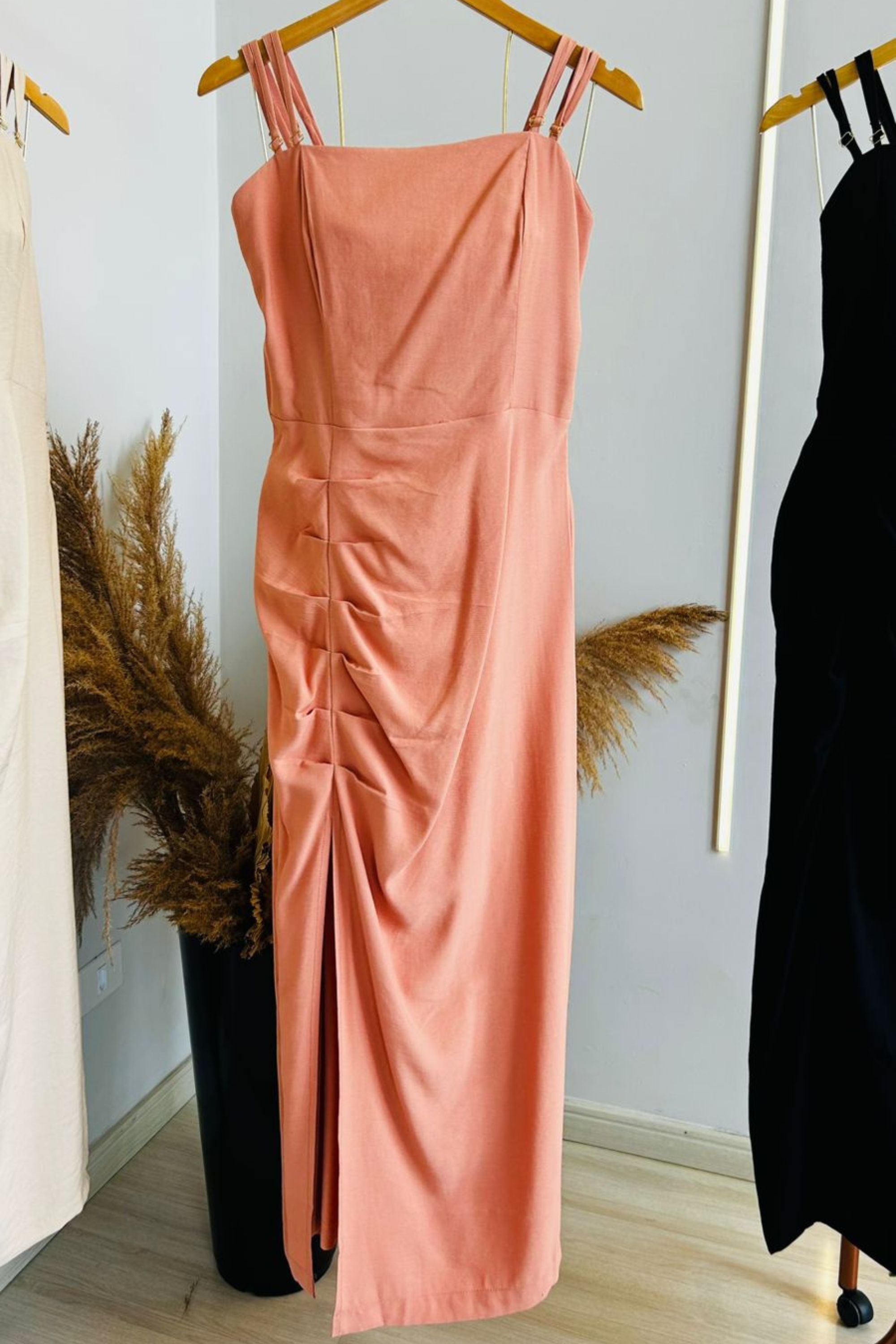  Vestido mídi de alcinha e fenda frontal - Salmão ... - Vanessa Marques Boutique