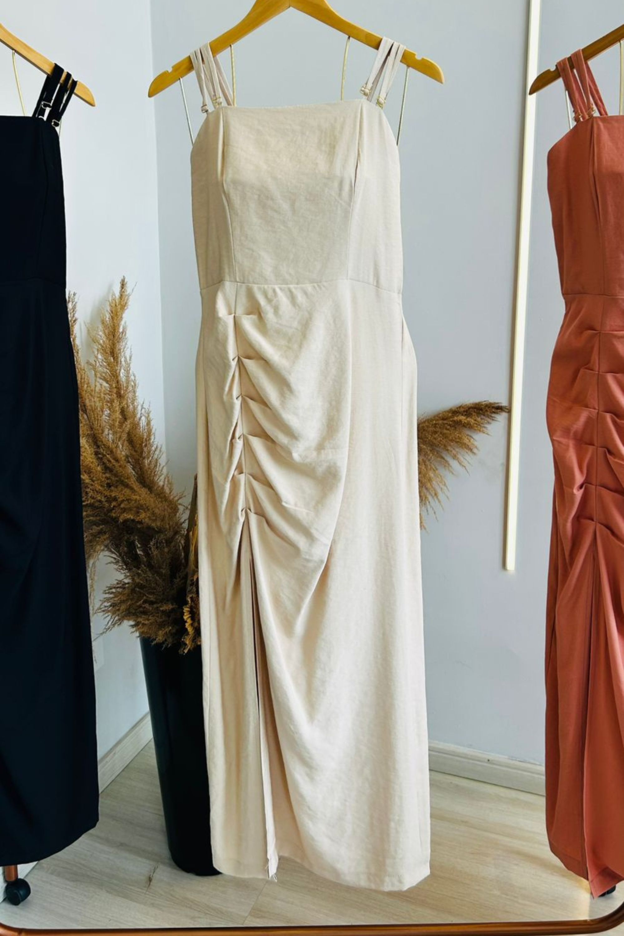 Vestido mídi de alcinha e fenda frontal - bege - Vanessa Marques Boutique