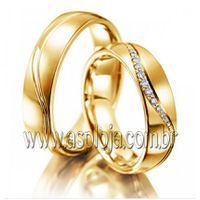 Aliança de casamento ou noivado que irradiam puro romance em ouro amarelo largura 5,5mm