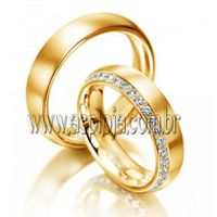 Aliança Condensada de diamantes em ouro amarelo largura 5,5mm
