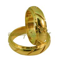 Aliança de noivado ou casamento fresada ouro amarelo 18K cravada com diamantes largura de 5,50 mm