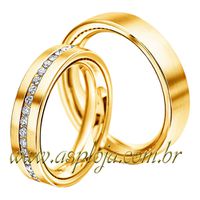 Par De Aliança Noivado Ou Casamento Em Ouro Amarelo 18K Cravejada Com Diamantes Largura-5,0mm