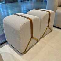 Puff Decorativo com Detalhes em Couro e Metal Dourado
