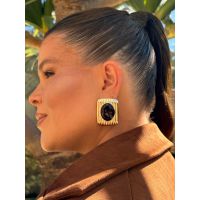 BRINCO BOHO CHAPA RESINADA MARROM BANHADO A OURO