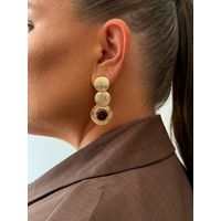 BRINCO CHAPAS PENDENTES E RESINADO MARROM BANHADO A OURO