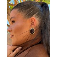 BRINCO BOHO CHAPA OVAL ORGANIC MARROM BANHADO A OURO