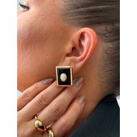 BRINCO CHAPA RETANGULAR RESINADO PRETO M BANHADO A OURO 