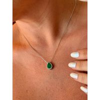COLAR GOTA ESMERALDA CRAVEJADA BANHADA A RÓDIO BRANCO 