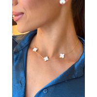 COLAR TREVO RESINADO BRANCO BANHADO A OURO