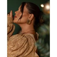 BRINCO CHAPA QUADRADA MARTELADA BANHADO A OURO