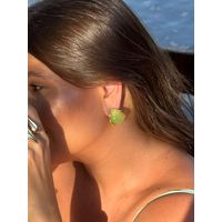 BRINCO BOTTON RESINADO VERDE BANHADO A OURO