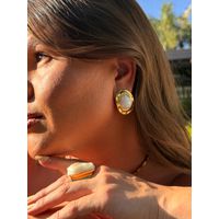 BRINCO CHAPA OVAL RESINADA BRANCO BANHADO A OURO 