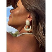 BRINCO OVAL PEROLADO SOL E LUA BANHADO A OURO