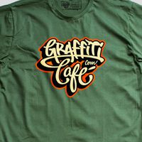 Camiseta GRAFFITI COM CAFÉ - Verde Oliva