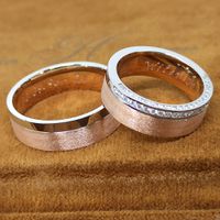 Alianças Duo Radiante Bodas em Ouro 18k com Lateral Cravejada