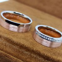 Alianças Duo Radiante Bodas em Ouro 18k com Lateral Cravejada