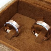 Alianças Duo Radiante Bodas em Ouro 18k com Lateral Cravejada