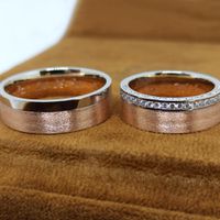 Alianças Duo Radiante Bodas em Ouro 18k com Lateral Cravejada