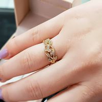 Alianças de Casamento Folhas Esculpidas Ouro 18k 35 Diamantes 