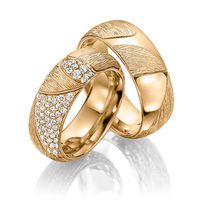 Alianças Luxo Texturizadas - Ouro 18k com 52 Diamantes - 7,5 Milímetros