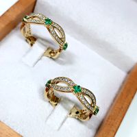 Aliança de Casamento Luxuosas Esmeraldas Cravejadas com Diamantes