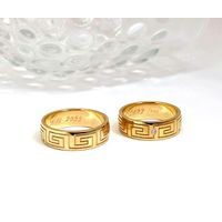 Alianças Geométricas em Ouro 18k com Diamante de 3 Pontos