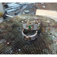 Aliança de Casamento Harmonia Mecânica Ouro 18k - com Diamantes e Esmeraldas