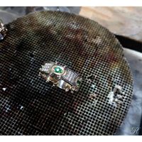 Aliança de Casamento Harmonia Mecânica Ouro 18k - com Diamantes e Esmeraldas