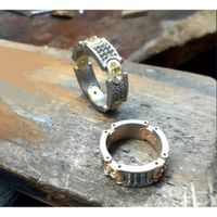 Aliança de Casamento Harmonia Mecânica Ouro 18k - com Diamantes e Esmeraldas
