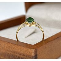 Anel de Formatura Oval Borda com Pedras Esmeralda