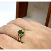 Anel de Formatura Oval Borda com Pedras Esmeralda