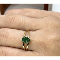 Anel de Formatura Oval Borda com Pedras Esmeralda