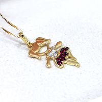 Pingente em Ouro 18k Menina com Saia Cravejada Vermelho e Branco