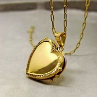 Relicário Amor Eterno em Ouro 18K - Coração Liso Polido com Laterais Diamantadas