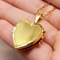 Relicário Amor Eterno em Ouro 18K - Coração Liso Polido com Laterais Diamantadas