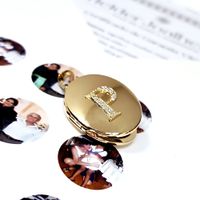 Relicário Radiante Inicial em Ouro 18k 750 Oval com Letra e Brilhantes