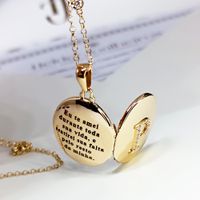 Relicário Radiante Inicial em Ouro 18k 750 Oval com Letra e Brilhantes