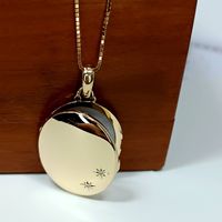 Relicário em Ouro 18k Oval Liso personalizado com dois Diamantes